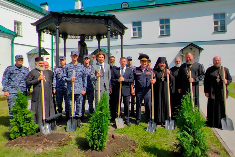 Представители ГУ Росгвардии приняли участие в создании Аллеи памяти героев на территории Староладожского Никольского монастыря в Ленобласти