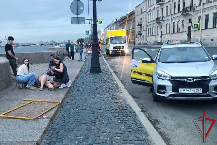 В Адмиралтейском районе сотрудники Росгвардии пришли на помощь женщине, пострадавшей в результате ДТП