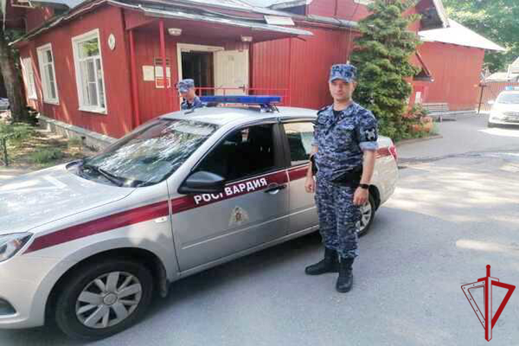 В Курортном районе наряд Росгвардии пришел на помощь несовершеннолетней, потерявшей сознание на улице