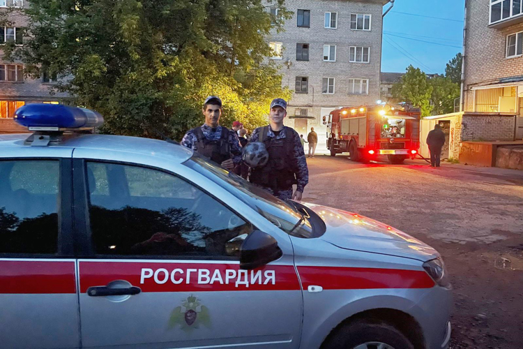В городе Волхове сотрудники Росгвардии предотвратили пожар в жилом доме и организовали эвакуацию жильцов