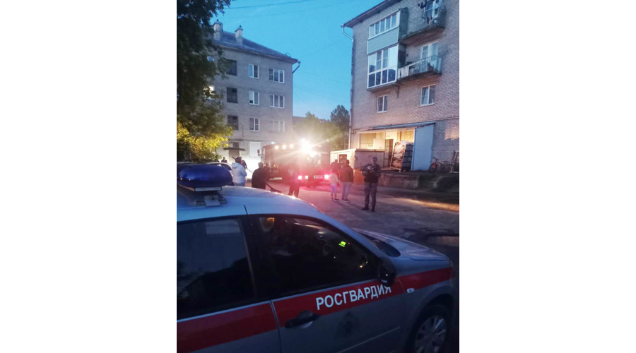 В городе Волхове сотрудники Росгвардии предотвратили пожар в жилом доме и организовали эвакуацию жильцов