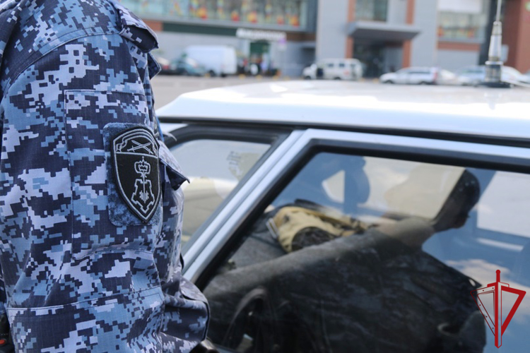 В Выборгском районе сотрудники Росгвардии задержали правонарушителя, угрожавшего расправой водителю такси