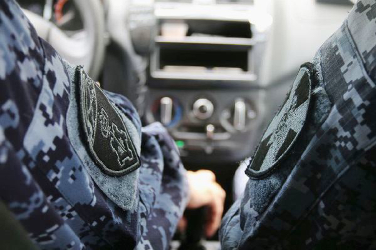 В Кировском районе наряд Росгвардии задержал рецидивиста, который после неудавшейся кражи угрожал работнику магазина ножницами