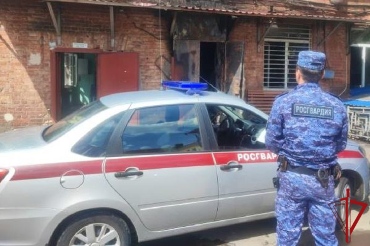 В Гатчине сотрудники Росгвардии обнаружили возгорание в кафе и эвакуировали жильцов из расположенных над ним квартир