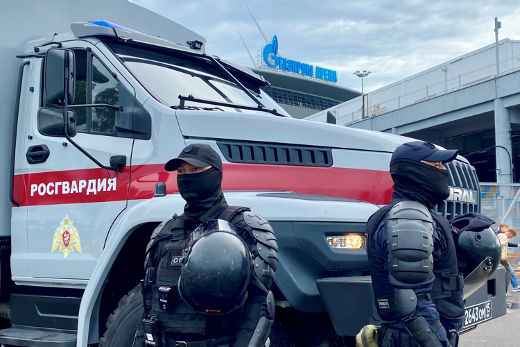 Сотрудники и военнослужащие Росгвардии обеспечили правопорядок во время футбольного матча "Зенит" - "Црвена Звезда"