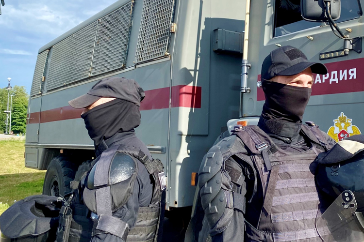 Сотрудники и военнослужащие Росгвардии обеспечили правопорядок во время футбольного матча "Зенит" - "Црвена Звезда"