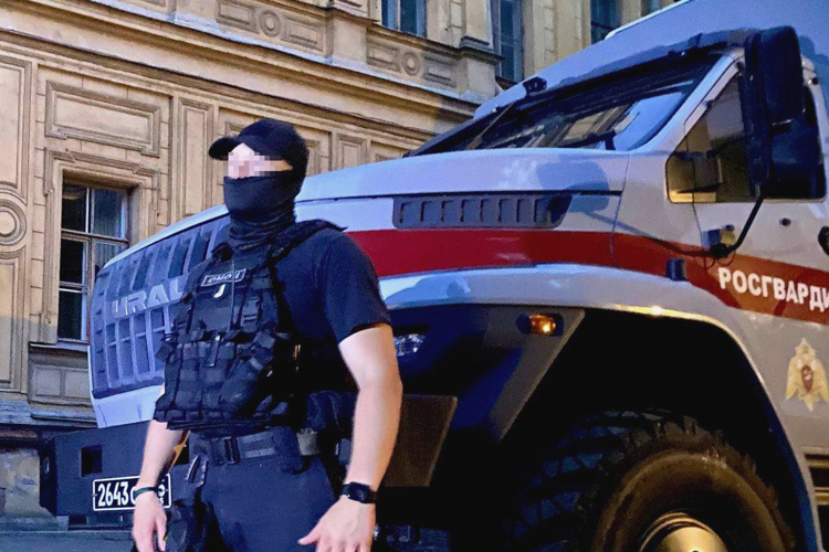 Сотрудники и военнослужащие ГУ Росгвардии приняли участие в охране правопорядка и безопасности на празднике выпускников "Алые паруса"