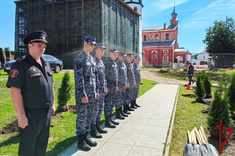 Представители ГУ Росгвардии приняли участие в создании Аллеи памяти героев на территории Староладожского Никольского монастыря в Ленобласти