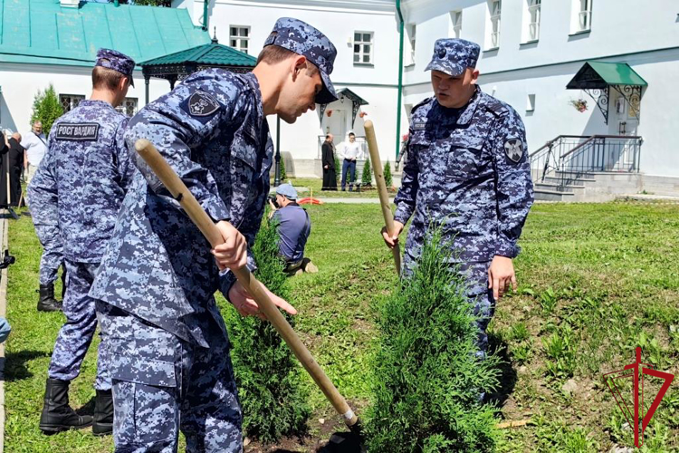 Представители ГУ Росгвардии приняли участие в создании Аллеи памяти героев на территории Староладожского Никольского монастыря в Ленобласти