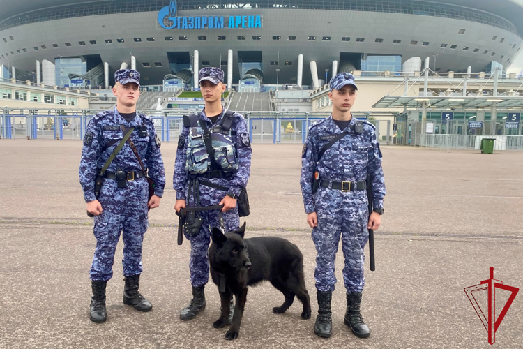 Сотрудники и военнослужащие Росгвардии приняли участие в охране правопорядка во время футбольного матча РПЛ «Зенит» - «Факел»