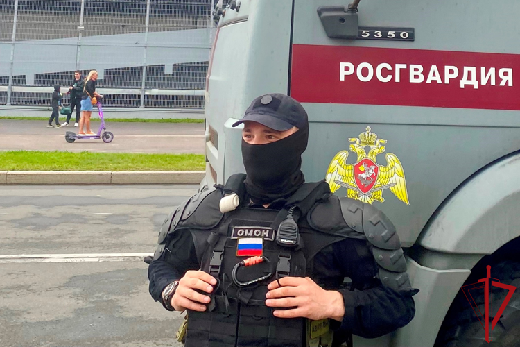 Сотрудники и военнослужащие Росгвардии приняли участие в охране правопорядка во время футбольного матча РПЛ «Зенит» - «Факел»