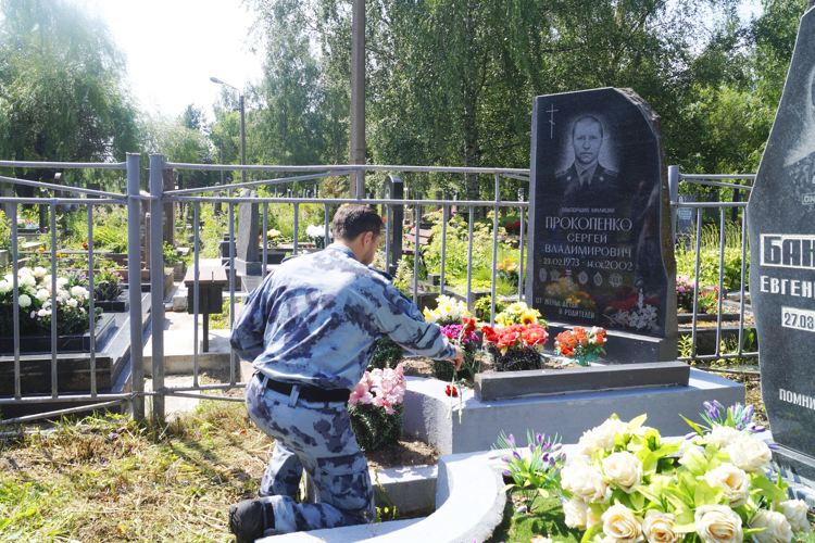 Сотрудники и ветераны ОМОН "Бастион" Росгвардии почтили память погибших сослуживцев