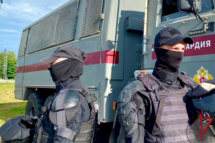 Сотрудники и военнослужащие Росгвардии обеспечили правопорядок во время футбольного матча "Зенит" - "Црвена Звезда"