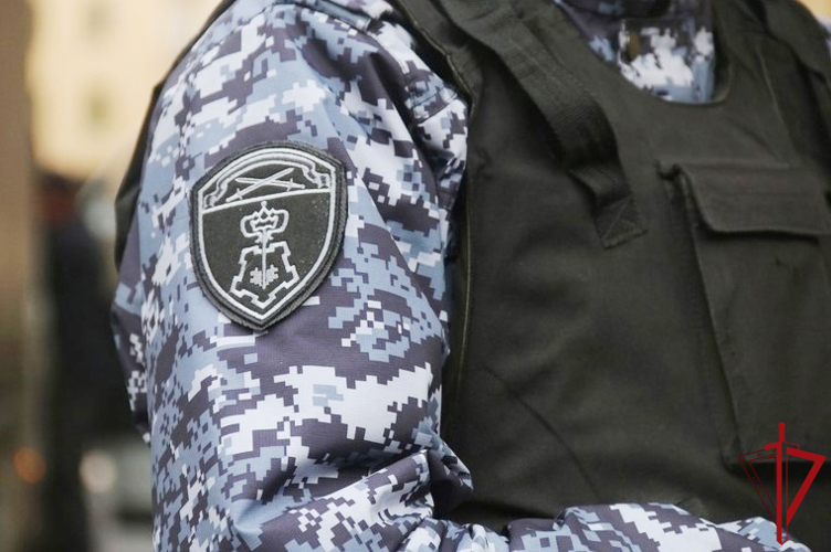 В Колпинском районе наряд Росгвардии задержал агрессивного пассажира автобуса, нанесшего побои несовершеннолетнему