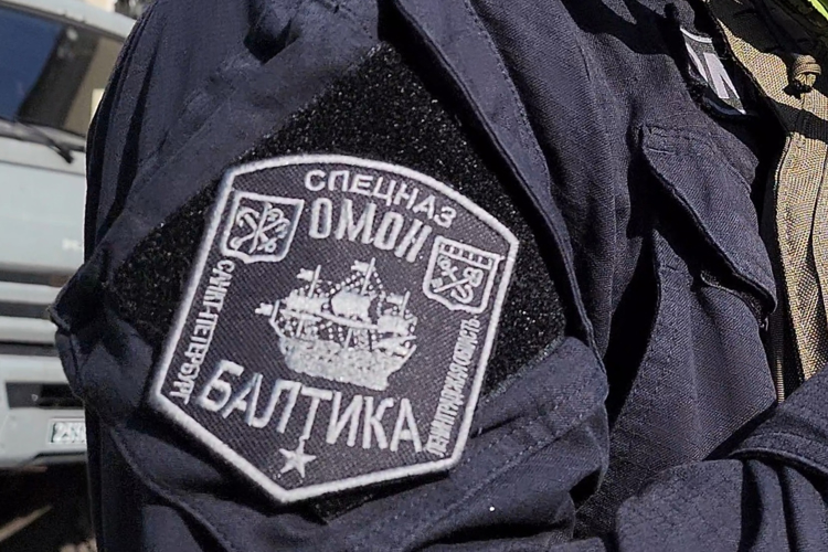 В Санкт-Петербурге сотрудники ОМОН "Балтика" Росгвардии оказали помощь подростку, потерявшему сознание от солнечного удара