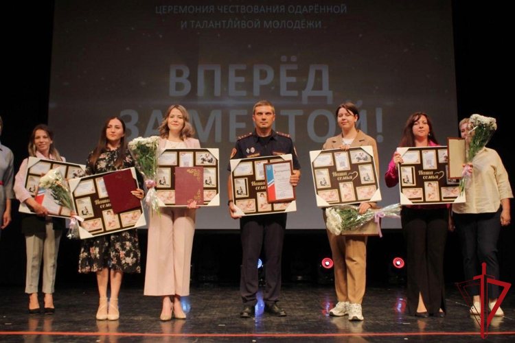 В Ленинградской области сотруднику Росгвардии была вручена благодарность за гражданско-патриотическое воспитание подрастающего поколения