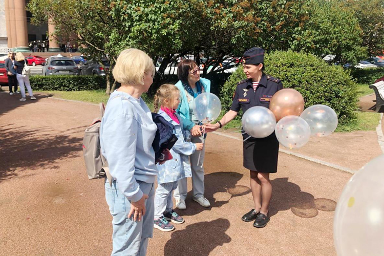 В Санкт-Петербурге сотрудники вневедомственной охраны Росгвардии поздравили горожан с Днём семьи, любви и верности