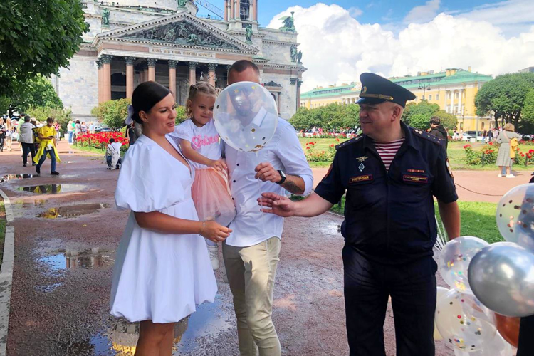 В Санкт-Петербурге сотрудники вневедомственной охраны Росгвардии поздравили горожан с Днём семьи, любви и верности