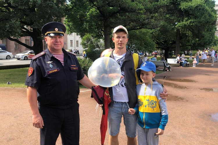 В Санкт-Петербурге сотрудники вневедомственной охраны Росгвардии поздравили горожан с Днём семьи, любви и верности