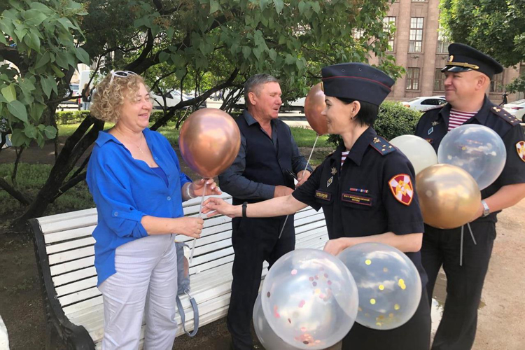 В Санкт-Петербурге сотрудники вневедомственной охраны Росгвардии поздравили горожан с Днём семьи, любви и верности