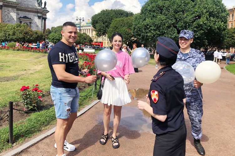 В Санкт-Петербурге сотрудники вневедомственной охраны Росгвардии поздравили горожан с Днём семьи, любви и верности