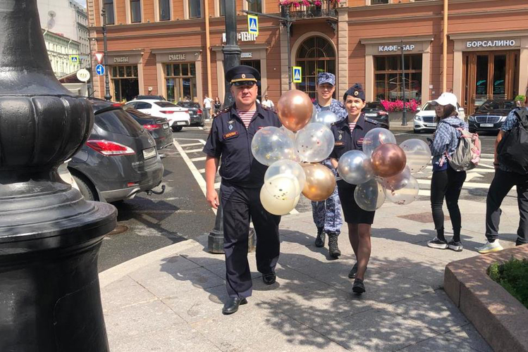В Санкт-Петербурге сотрудники вневедомственной охраны Росгвардии поздравили горожан с Днём семьи, любви и верности