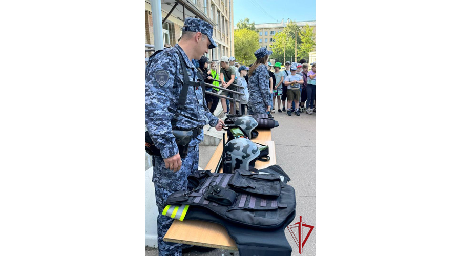 В Василеостровском районе сотрудники вневедомственной охраны провели акцию «Зарядка с Росгвардией» для воспитанников детского летнего лагеря