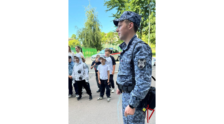 В Василеостровском районе сотрудники вневедомственной охраны провели акцию «Зарядка с Росгвардией» для воспитанников детского летнего лагеря