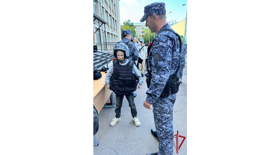 В Василеостровском районе сотрудники вневедомственной охраны провели акцию «Зарядка с Росгвардией» для воспитанников детского летнего лагеря