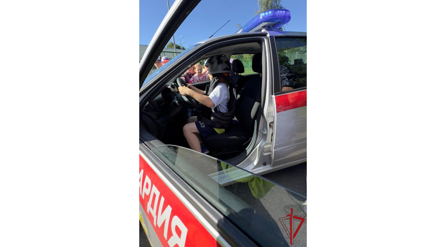 В Василеостровском районе сотрудники вневедомственной охраны провели акцию «Зарядка с Росгвардией» для воспитанников детского летнего лагеря