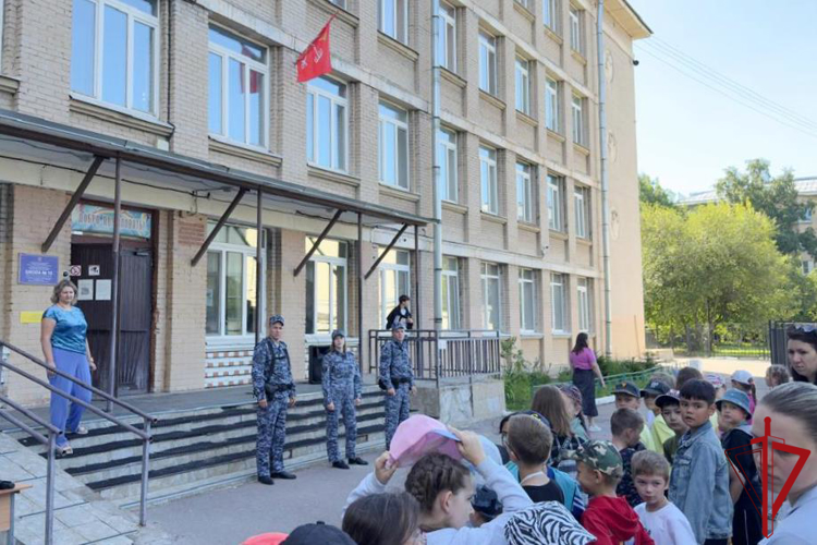 В Василеостровском районе сотрудники вневедомственной охраны провели акцию «Зарядка с Росгвардией» для воспитанников детского летнего лагеря