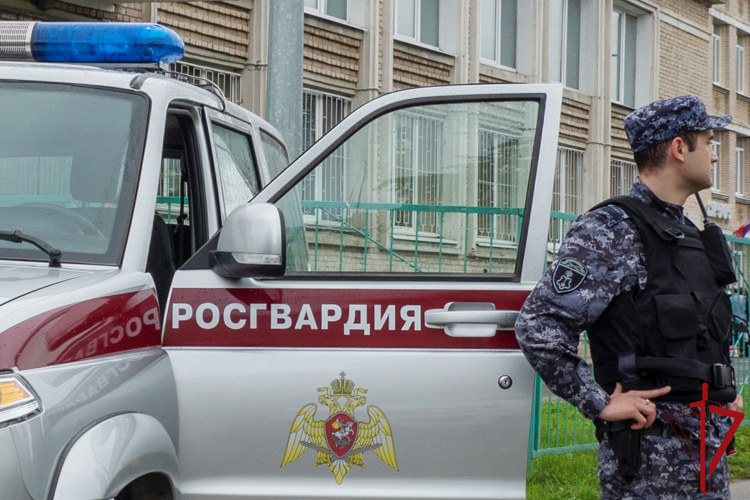 В Пушкине наряд Росгвардии задержал нетрезвого гражданина, разбившего окно ломбарда