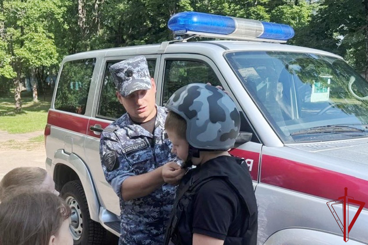 В Ленинградской области сотрудники Росгвардии провели встречу с воспитанниками детского оздоровительного лагеря