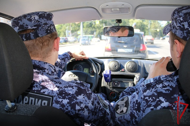 На Васильевском острове сотрудники Росгвардии и полиции задержали нарушителей общественного порядка