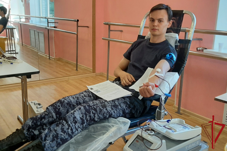 В Санкт-Петербурге сотрудники Росгвардии приняли участие в добровольной сдаче крови