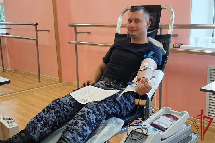 В Санкт-Петербурге сотрудники Росгвардии приняли участие в добровольной сдаче крови