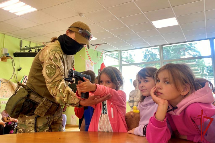 В Ленинградской области сотрудники спецподразделений Росгвардии провели встречу с воспитанниками детского оздоровительного лагеря
