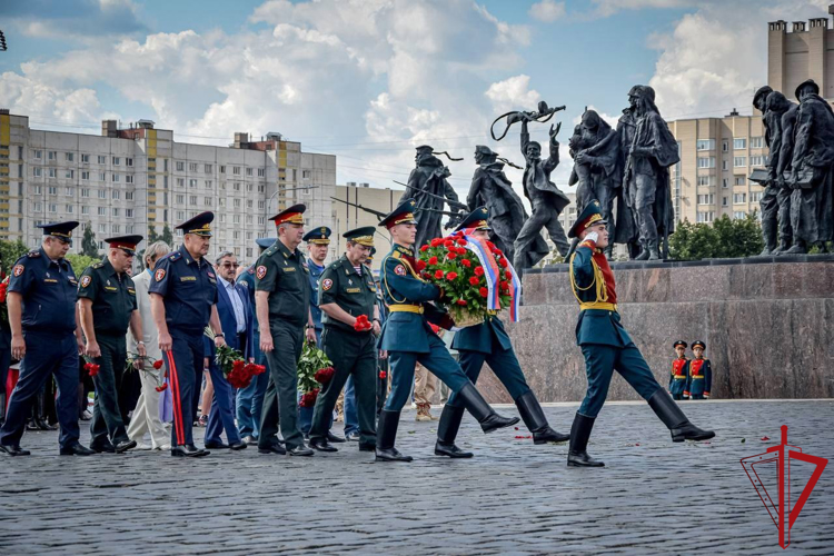 Представители ГУ Росгвардии в составе делегации Северо-Западного округа ВНГ РФ почтили память защитников Ленинграда