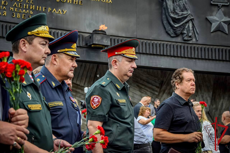 Представители ГУ Росгвардии в составе делегации Северо-Западного округа ВНГ РФ почтили память защитников Ленинграда