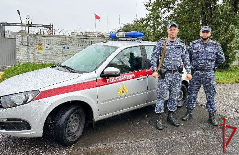 В Московском районе наряд Росгвардии пришел на помощь водителю, который потерял сознание во время поездки и попал в ДТП