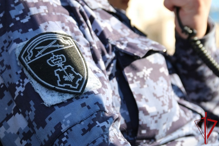 В Красногвардейском районе сотрудники вневедомственной охраны задержали гражданина, избившего коллегу по работе