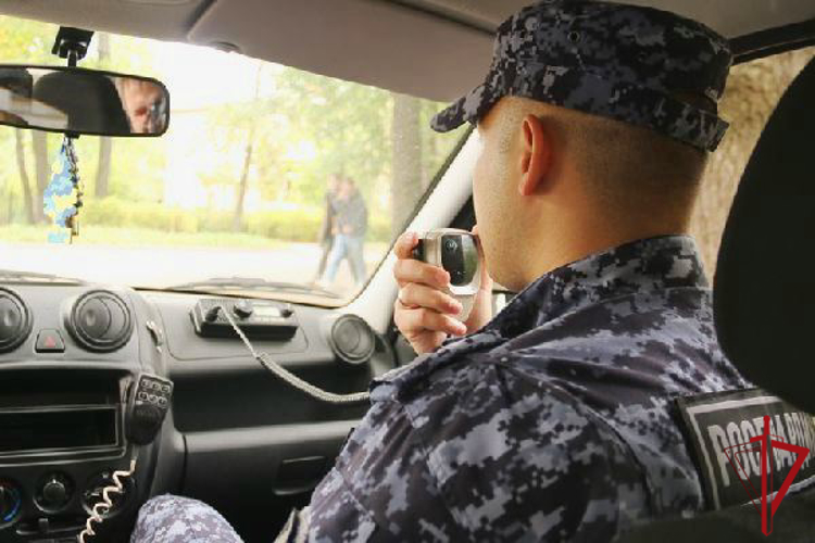В Приморском районе наряд Росгвардии задержал гражданина, разбившего стекло трамвая, в результате чего был травмирован пассажир