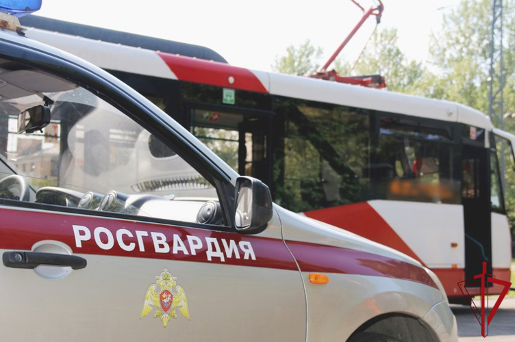 В Красногвардейском районе наряд Росгвардии задержал нетрезвого агрессивного пассажира трамвая