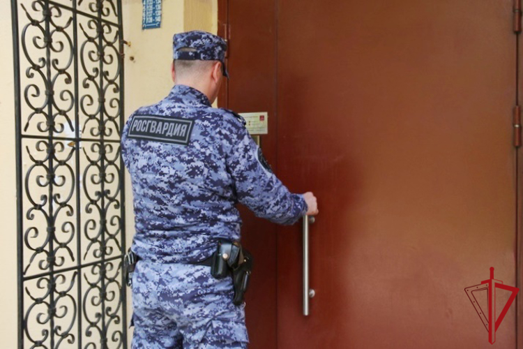 В Колпино сотрудники Росгвардии задержали правонарушителя, угрожавшего убийством своей супруге