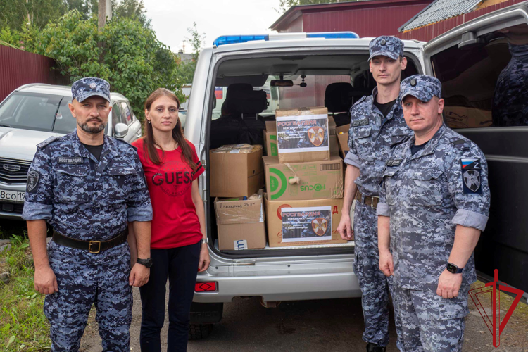 В Санкт-Петербурге сотрудники Росгвардии направили гуманитарную помощь пострадавшим жителям Курской области