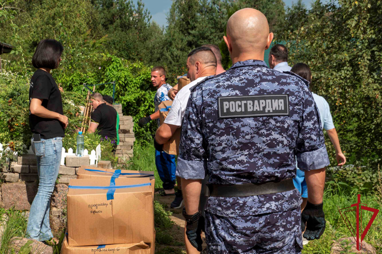 В Санкт-Петербурге сотрудники Росгвардии направили гуманитарную помощь пострадавшим жителям Курской области