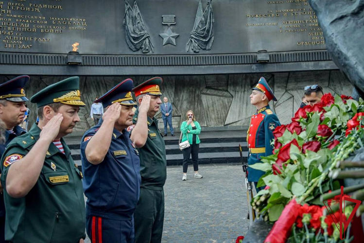 Представители ГУ Росгвардии в составе делегации Северо-Западного округа ВНГ РФ почтили память защитников Ленинграда