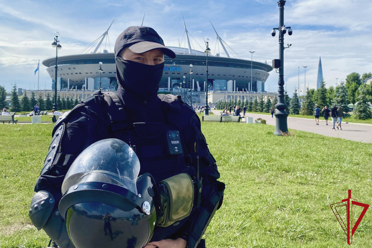 Сотрудники и военнослужащие Росгвардии обеспечили правопорядок во время футбольного матча "Зенит" - "Ростов"