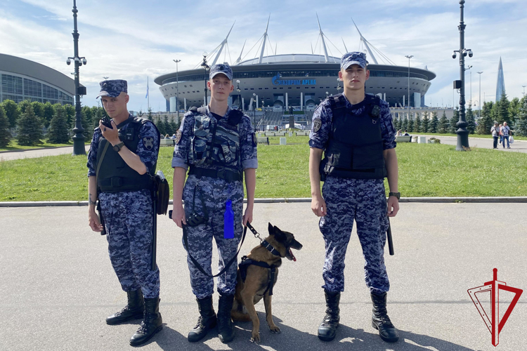 Сотрудники и военнослужащие Росгвардии обеспечили правопорядок во время футбольного матча "Зенит" - "Ростов"