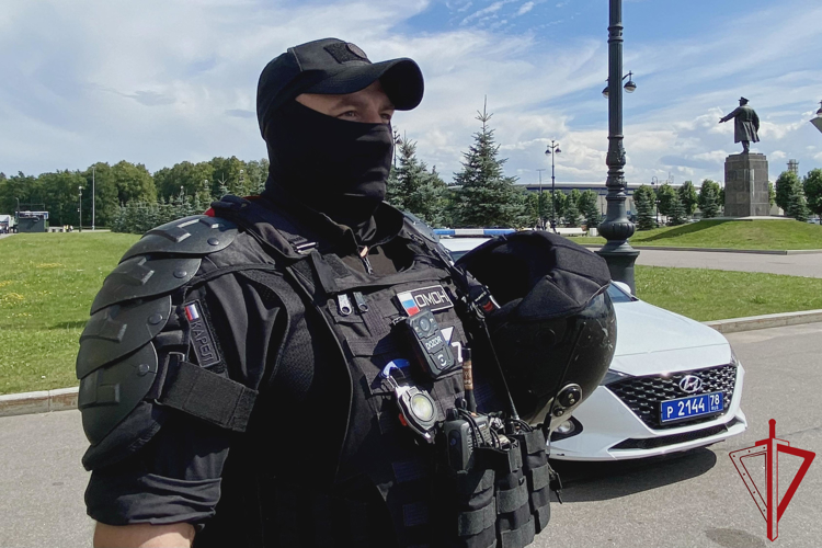 Сотрудники и военнослужащие Росгвардии обеспечили правопорядок во время футбольного матча "Зенит" - "Ростов"